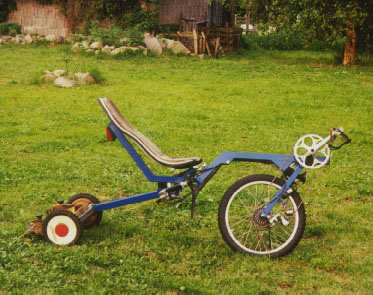 Un tricycle Flevo avec une partie arrière de tondeuse au lieu des roues arrières.