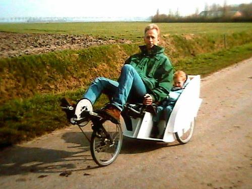 Ein Flevobike mit 2 Kindersitzen hinten
